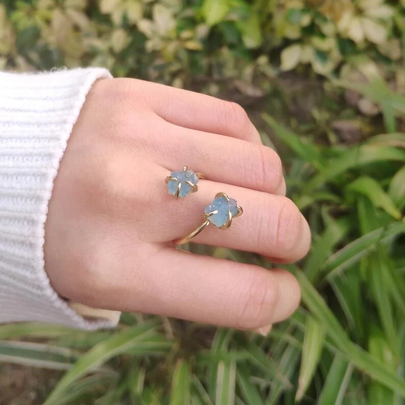 Bague réglable multicolore en pierre naturelle, style simple. Élégance naturelle au quotidien. Confort et ajustement parfait.
