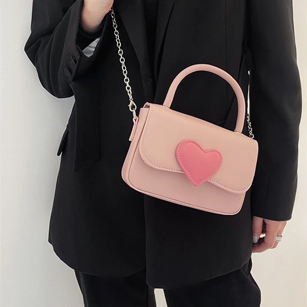 Sac à main carré mignon pour filles, avec couleurs contrastées. Parfait pour transporter l'essentiel avec style et ajouter une touche adorable à votre look.