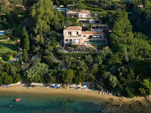 Villa with garden 2