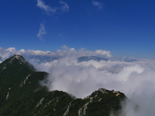 蓮華岳（中央）と鹿島槍ヶ岳（右）