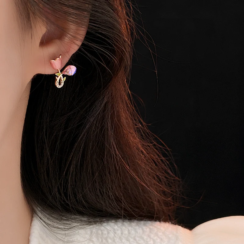 Brincos de tulipa com zircônia e agulha de prata banhada a ouro. Adicione brilho e sofisticação ao seu visual com este acessório elegante.