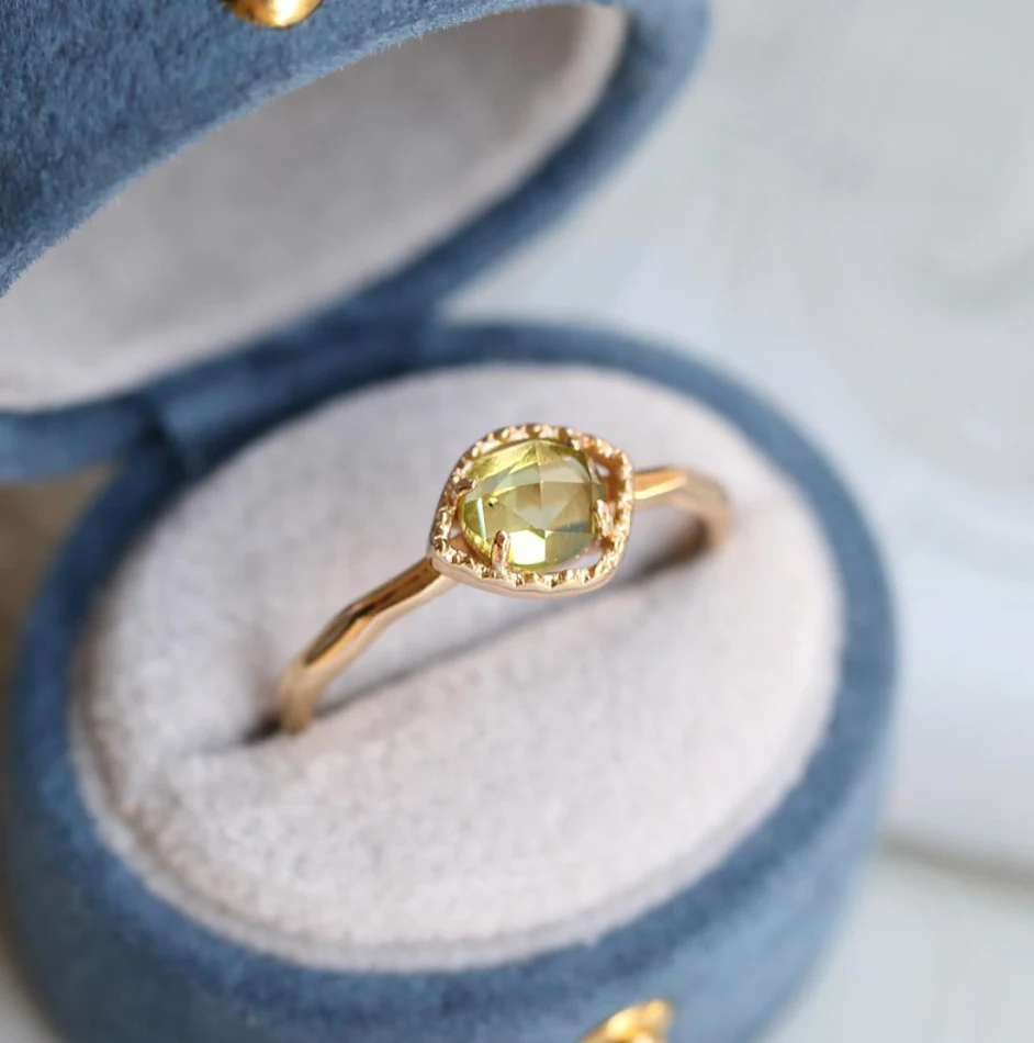 Japanse imitatie peridot ring voor dames. Betaalbare elegantie. Schitterende dames sieraden voor elke gelegenheid. Het perfecte cadeau.