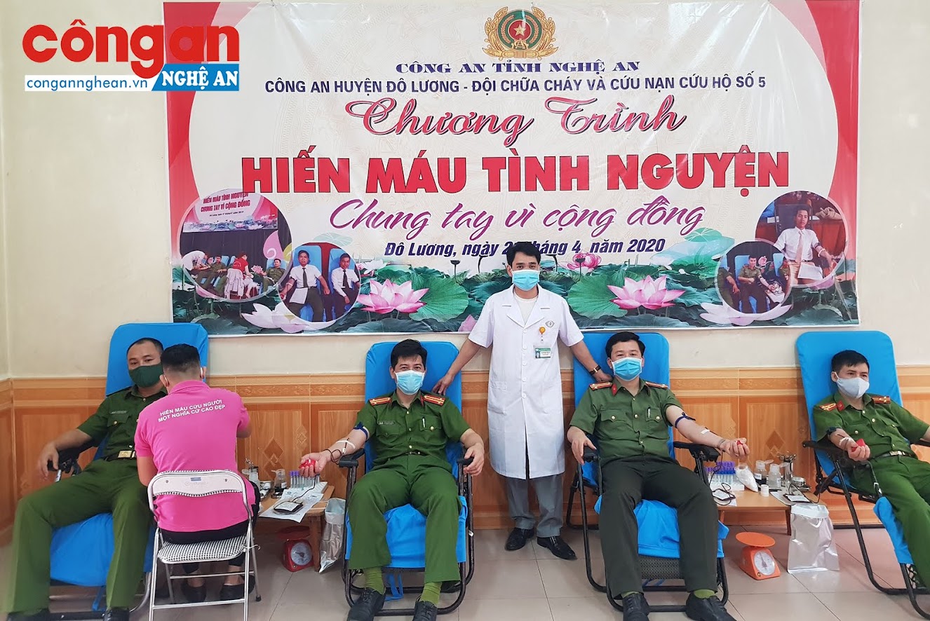 Lãnh đạo Công an huyện Đô Lương tham gia hiến máu