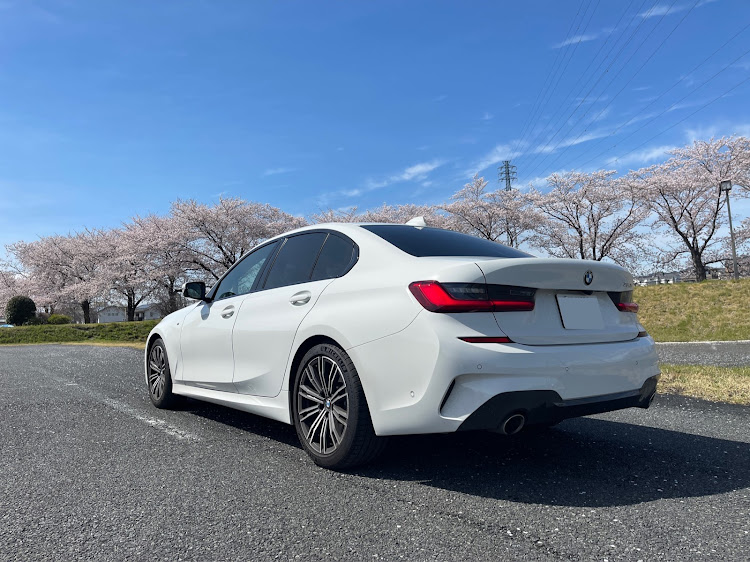 M3 セダンの桜とコラボ🌸・サクラと愛車・フォロー、いいね、コメントよろしくお願いします！に関するカスタム事例の投稿画像1枚目