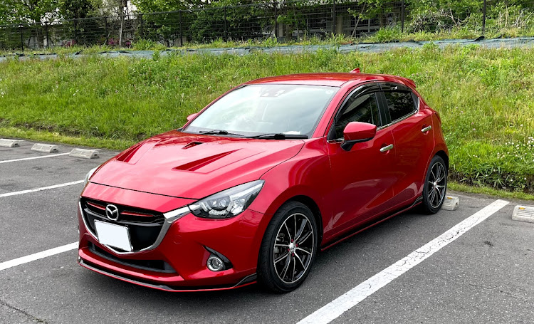 デミオのNOPRO・エアロボンネット・ターボ車にはダクトでしょ・純正風カスタム・綺麗な色には手間が掛かるに関するカスタム事例の投稿画像4枚目