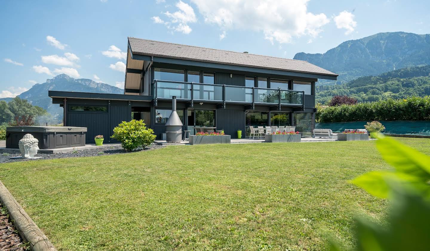 Contemporary house with garden and terrace Cuvat