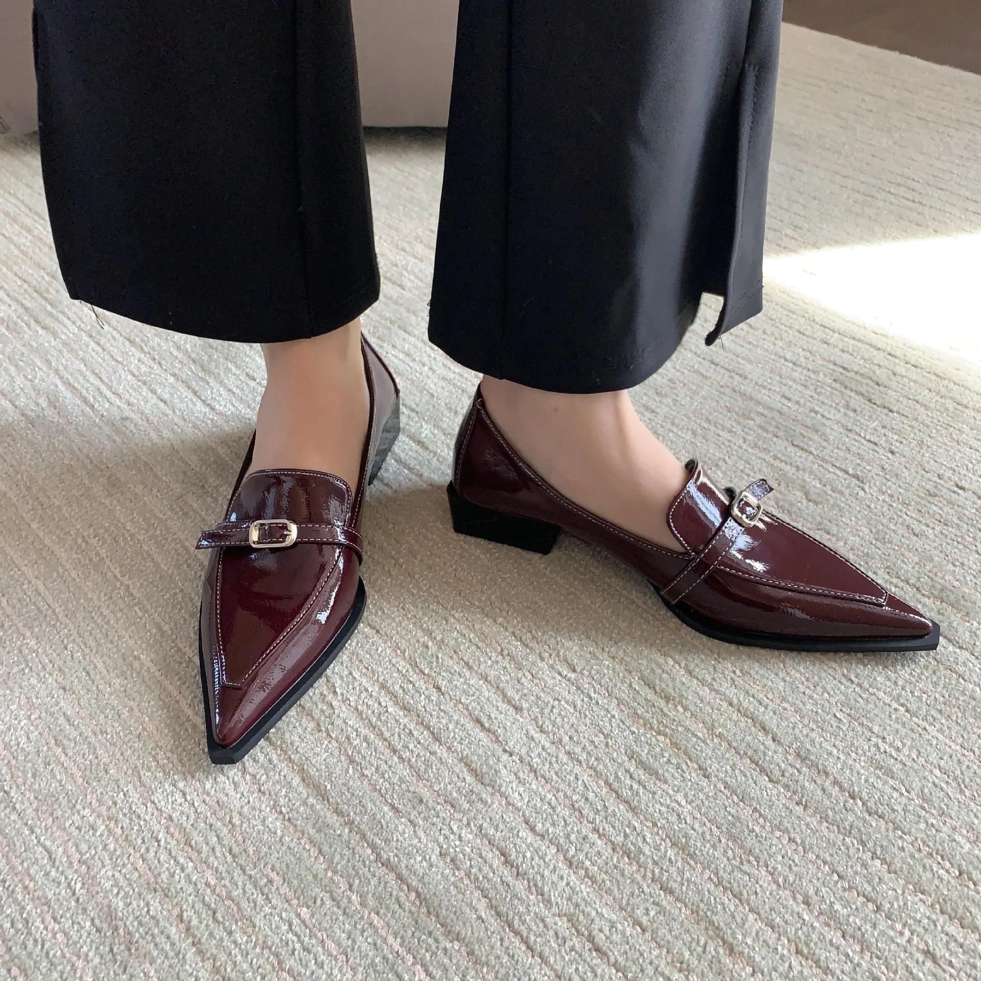 Title 5, Chaussures en cuir verni à talon épais et fond ...