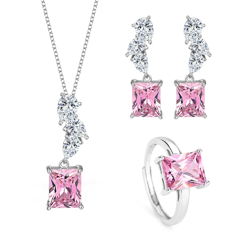Roze edelsteen driedelig pak & vierkante zirkonium ring. De perfecte combinatie voor een stijlvolle uitstraling en elegantie.