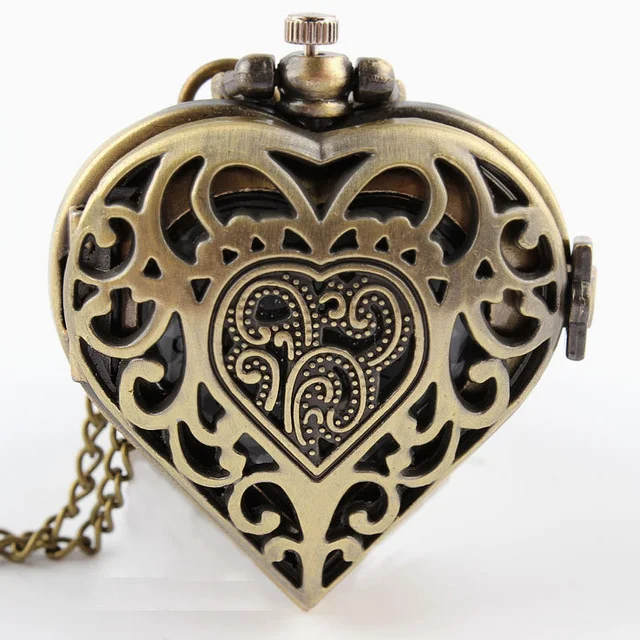 Montre de poche rétro en forme de cœur ajouré, style vintage élégant, cadeau parfait pour les collectionneurs et les occasions spéciales.
