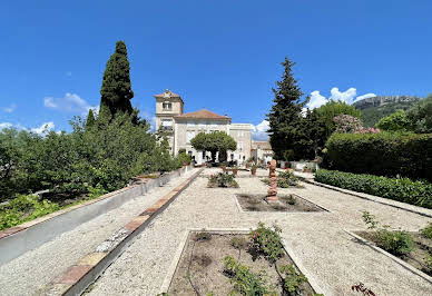 Vineyard with outbuildings 3