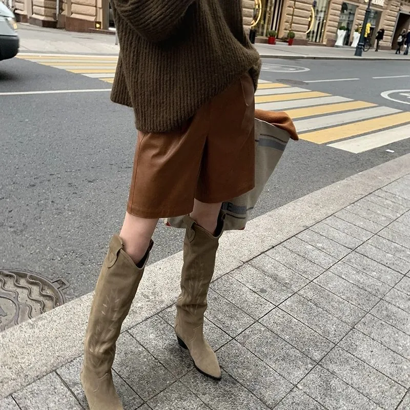 Calças femininas de cintura alta, folgadas e com pernas largas, moda casual retrô. Conforto e estilo para um visual descontraído.