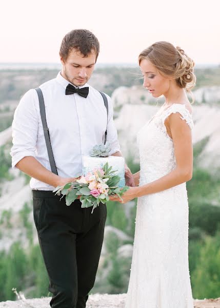 Fotógrafo de casamento Elizaveta Tikhomirova (lizatikhomirova). Foto de 20 de agosto 2015