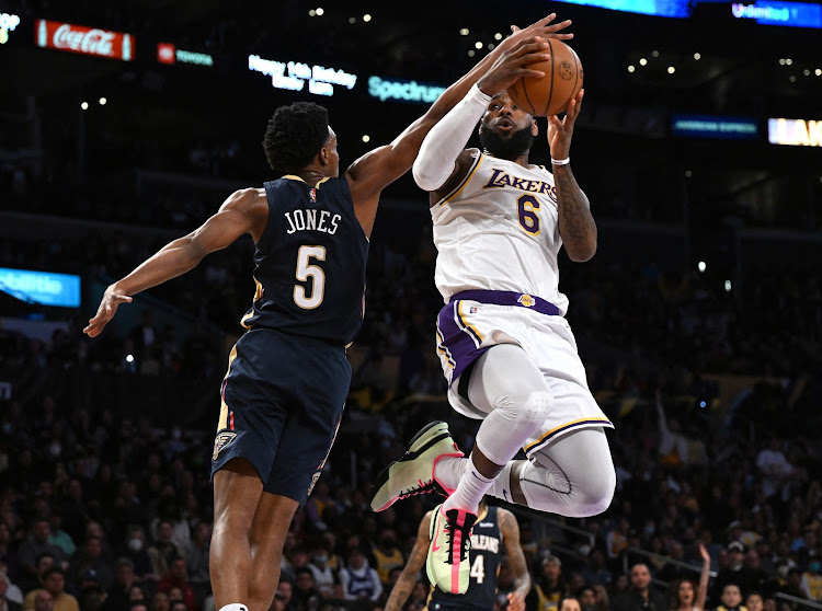 Los Angeles Lakers forward LeBron James (6) drives to the basket past New Orleans Pelicans forward Herbert Jones at Crypto.com Arena