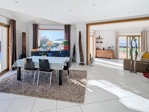 House with pool and terrace 4