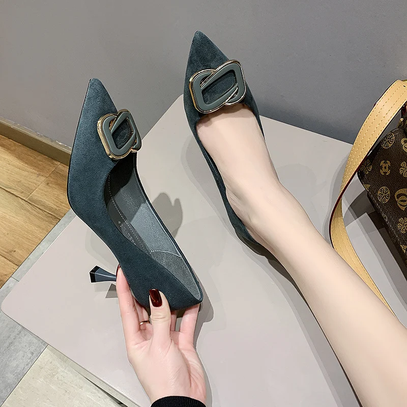 Décolleté donna neri con tacco alto a punta, design a bocca di lupo, per un look elegante e raffinato, perfetti per ogni occasione
