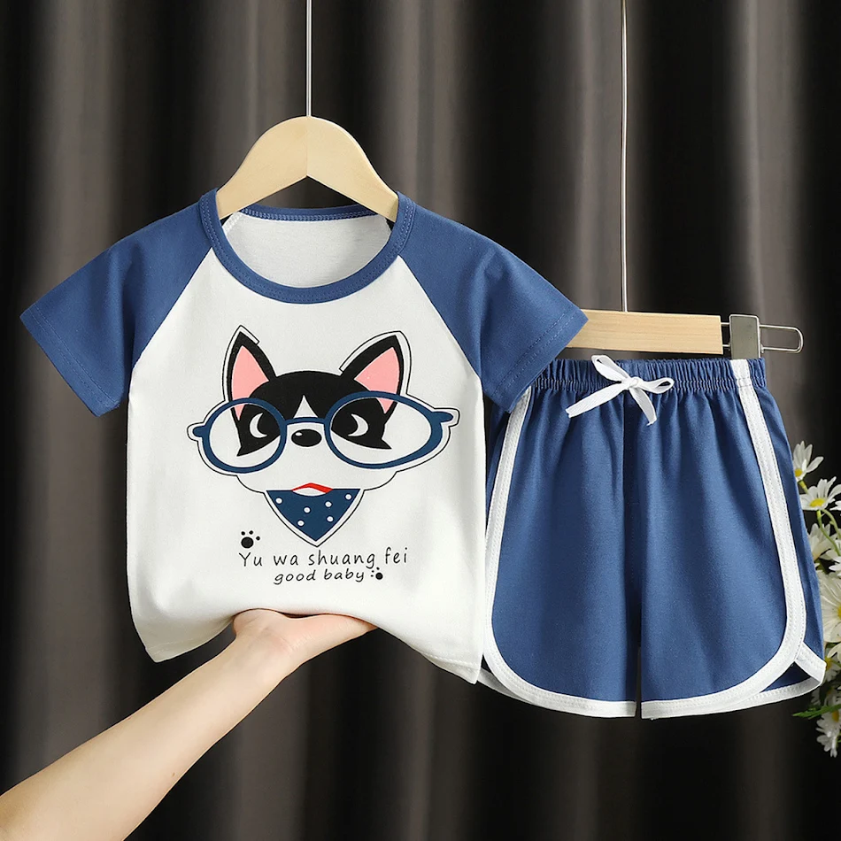 Ensemble veste et short d'été pour enfants, idéal pour jouer et bouger. Tissu respirant, léger et confortable. Parfait pour les journées ensoleillées.