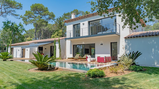 Villa with pool 2