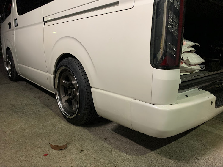 ハイエースバンの沖縄・CRS ESSEX・オーバーフェンダー・LEDテール・ELホイールに関するカスタム事例の投稿画像2枚目