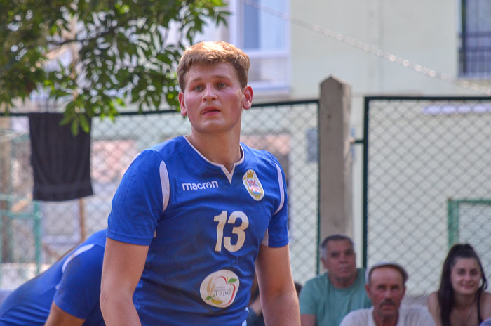 Group of people playing volleyball Группа людей играющих в волейбол