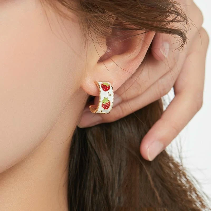 Aardbei ronde oorringen voor dames, licht luxueus en prachtig. Deze oorbellen geven een vleugje elegantie aan je look en zijn perfect voor elke outfit.
