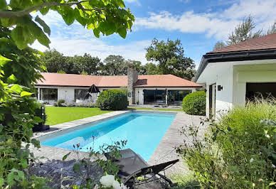 Maison avec piscine et jardin 13