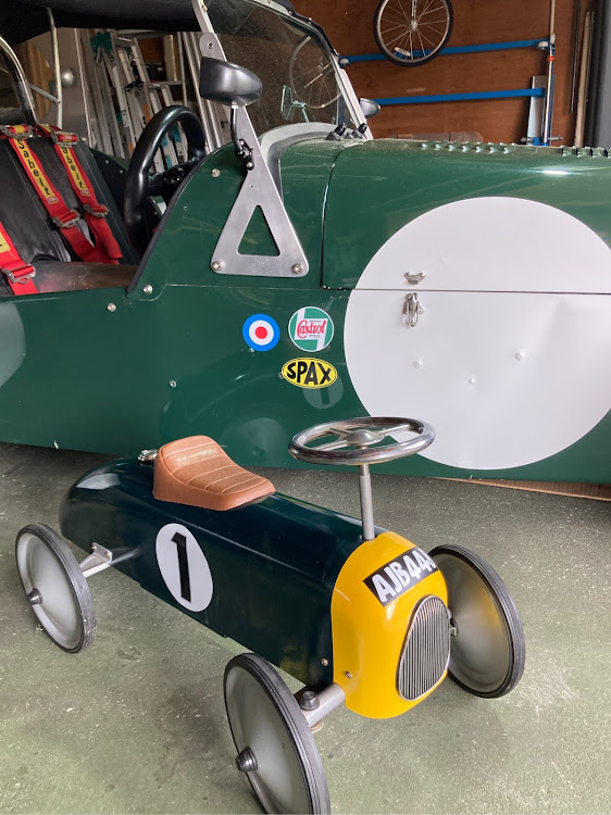 セブン 1700SSのケータハムスーパーセブン・スーパーセブン全バラ塗装に関するカスタム事例の投稿画像1枚目