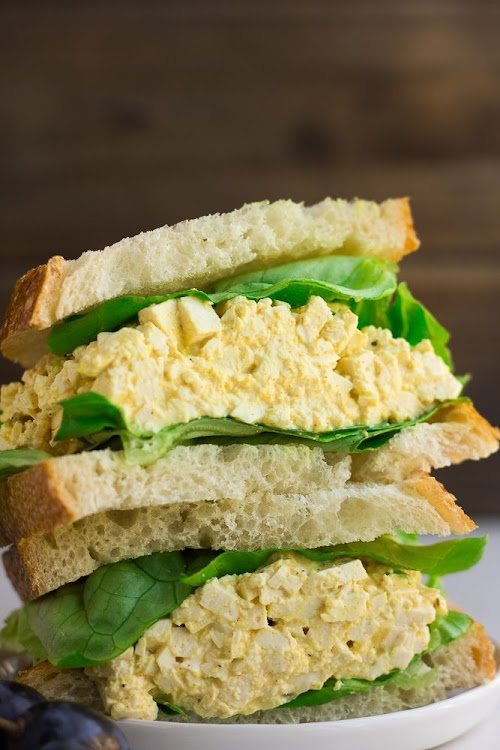 An egg and spinach sandwich