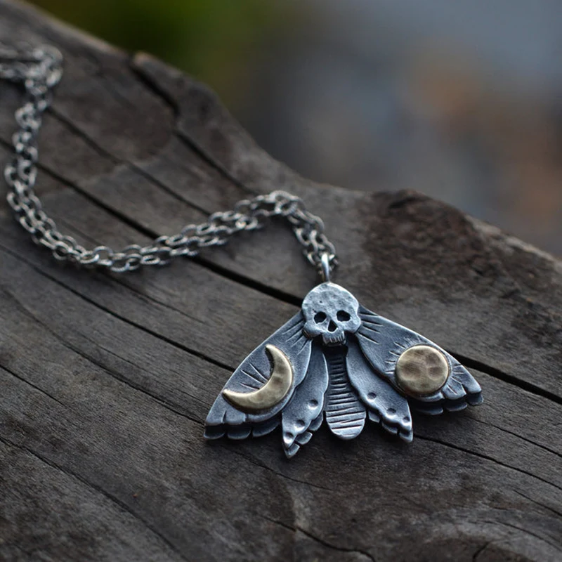Collier pendentif vintage crâne, papillon de nuit, insecte, soleil, lune, bijou unique, cadeau idéal, style gothique et bohème.