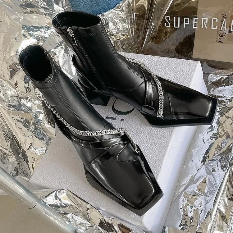 Bottines courtes femme en cuir souple bout carré et talon épais Confort et élégance assurés. Idéales pour un look tendance et durable. Marchez avec style!
