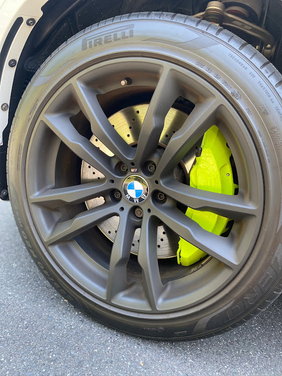 X6 MのBMW・BMW Xシリーズ・ホイールダスト・CCウォーターゴールドプレミアに関するカスタム事例の投稿画像7枚目