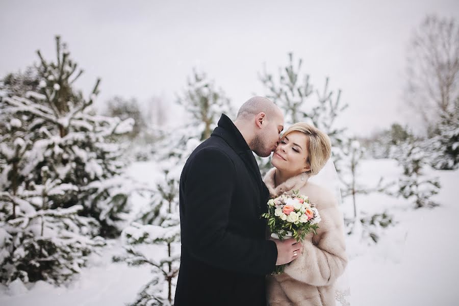 Fotógrafo de casamento Valeriya Kasperova (4valerie). Foto de 4 de dezembro 2016