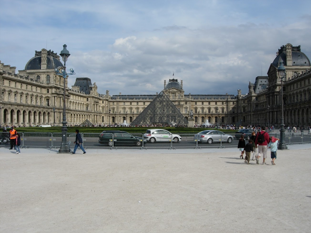 Pyramide au Musée du Louvre à Paris