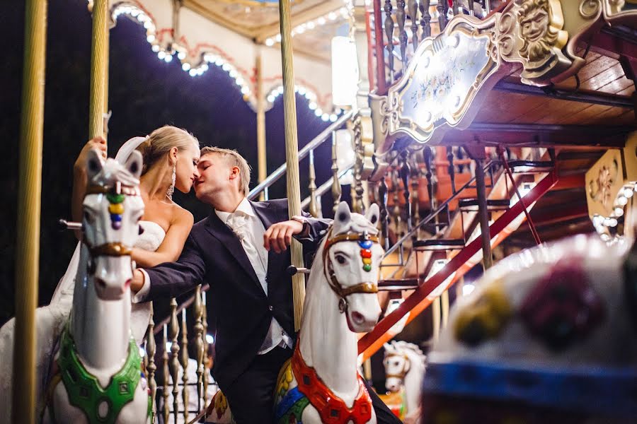 Fotógrafo de casamento Denis Osipov (svetodenru). Foto de 15 de dezembro 2019