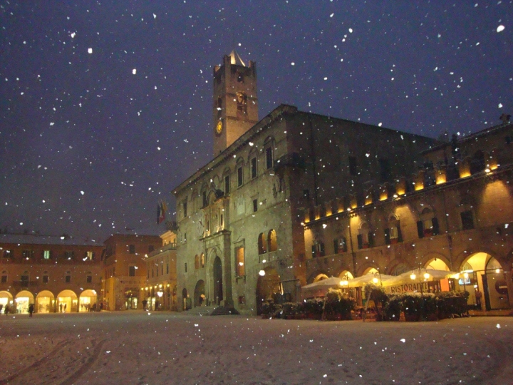 Piazza innevata di misterj