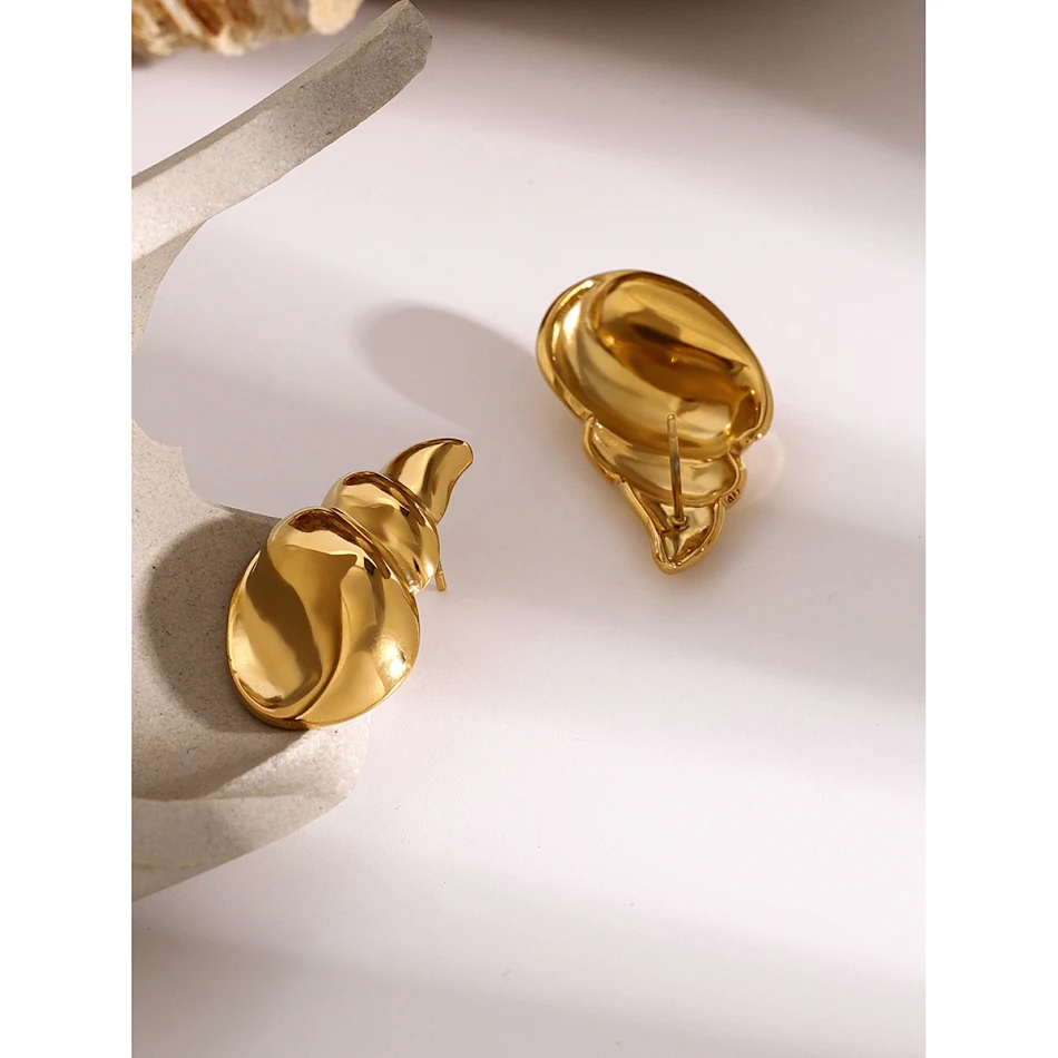 Brincos de Concha 18K Aço Inoxidável Tridimensionais com Brilho, Design Elegante, Resistente, Presente Perfeito, Conforto e Sofisticação.