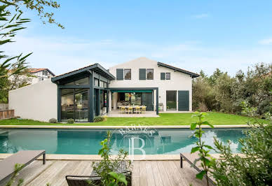 Maison avec piscine et jardin 20