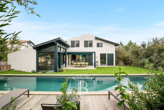 House with pool and garden