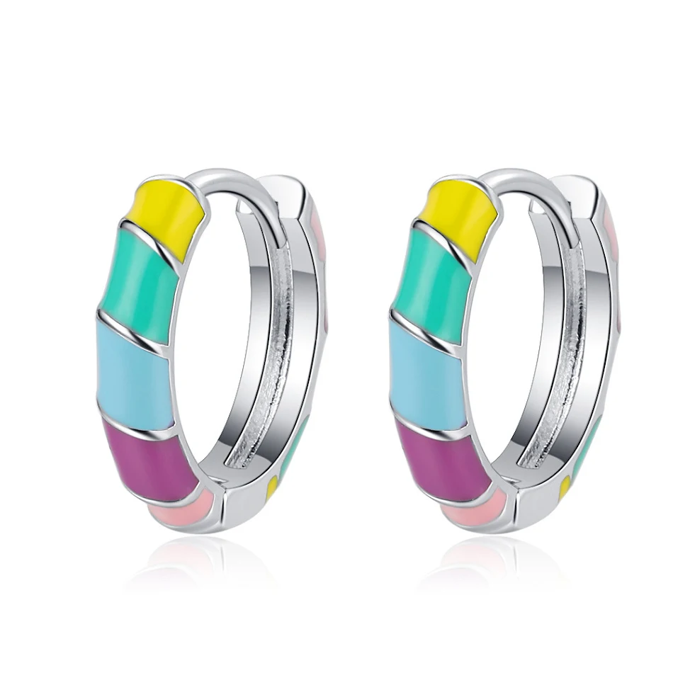 Colar de óleo colorido e brincos redondos Joia vibrante. Adicione cor e elegância ao seu visual diário com este conjunto único e charmoso.