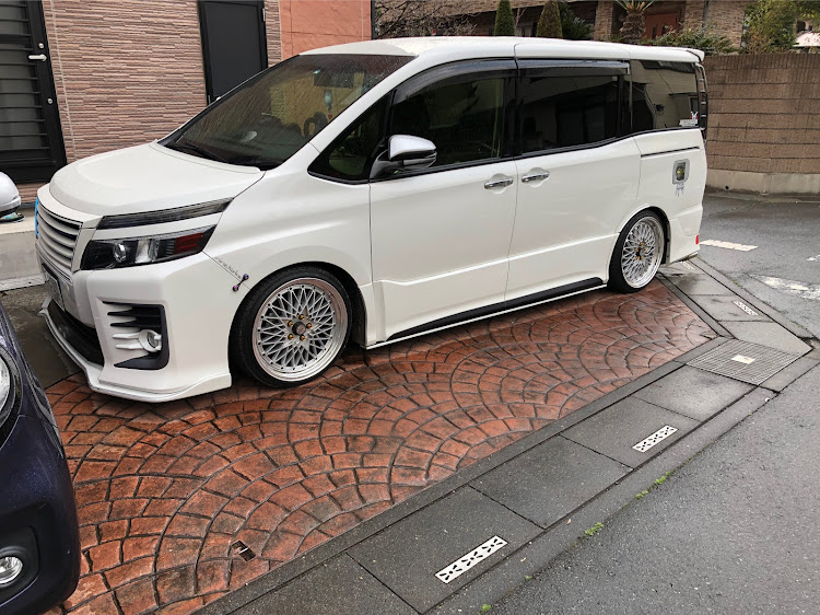 ヴォクシーのドライブ・DIY・ホイール交換に関するカスタム事例の投稿画像1枚目