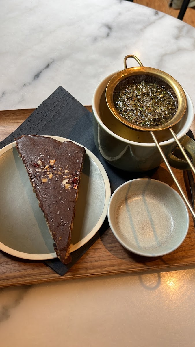 Gluten-free peanut butter cake and jasmine green tea