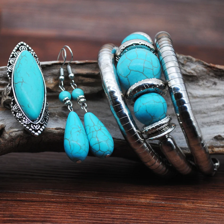 Retro Türkis Schmuckset Ethno Halskette Ohrringe Ring Armband. Für einen stilvollen, ethnischen Look, der Aufmerksamkeit erregt.