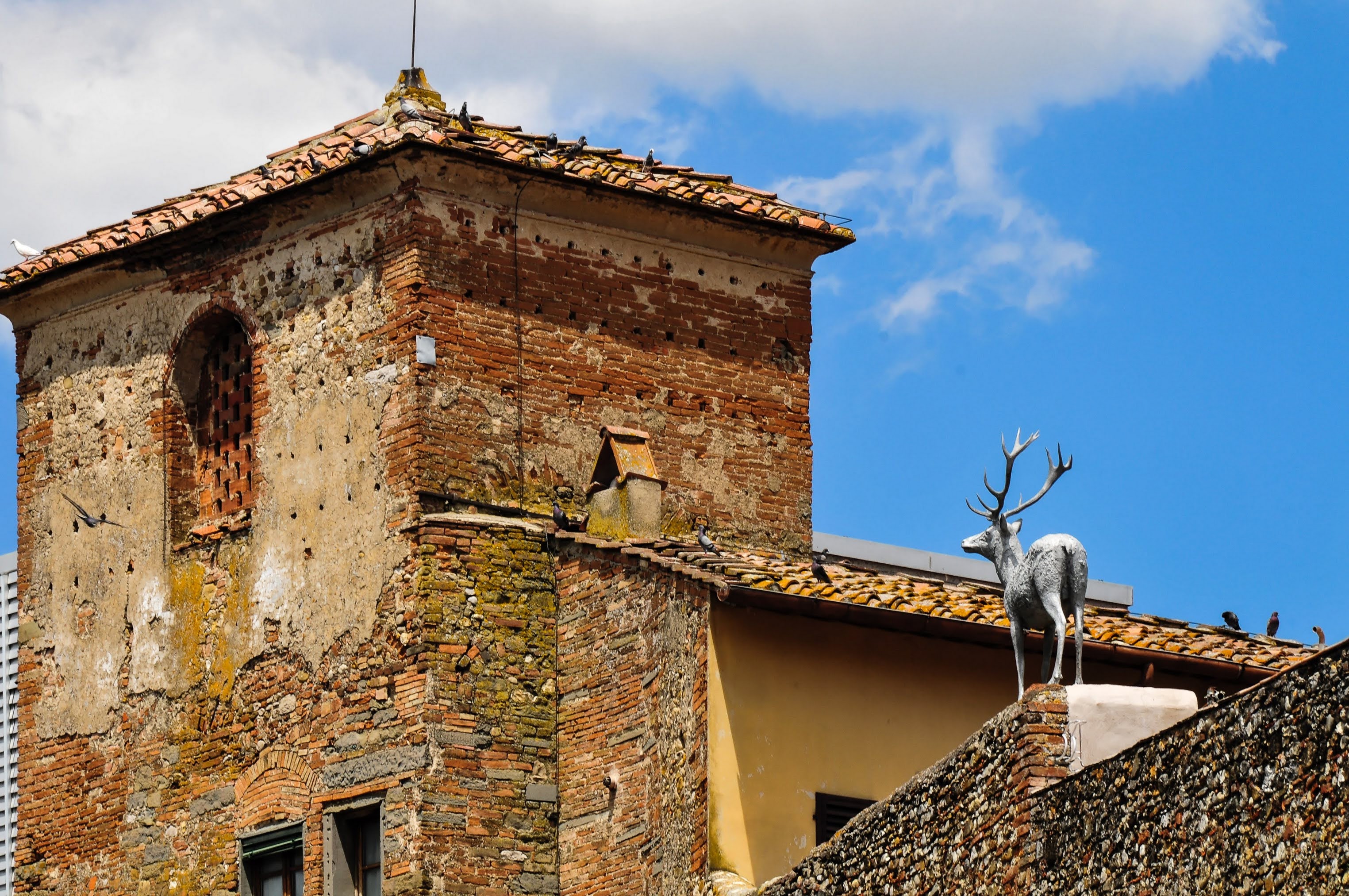 San Casciano Val di Pesa, Il Cervo di Mario Merz sulle mura di San Casciano in Val di Pesa, Chianti