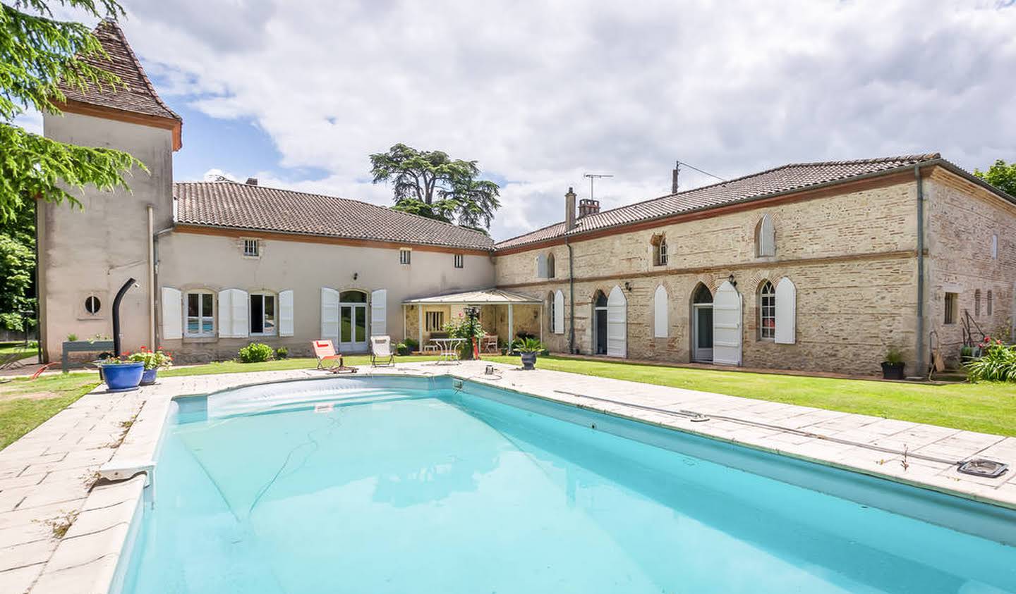 Property with pool Le passage