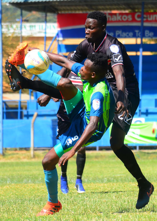 KCB's chrispinus Onyango (L) vies for the ball against Gabriel Wandera of Nzoia Sugar during their KPL match at Kenyatta Stadium, Machakos yesterday