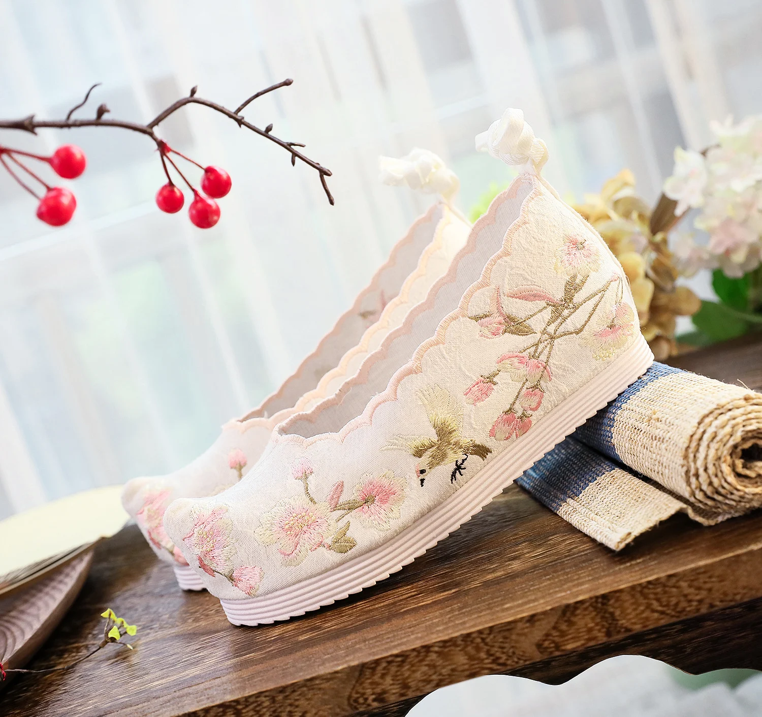 Title 6, Scarpe antiche ricamate in cotone da donna, ele...