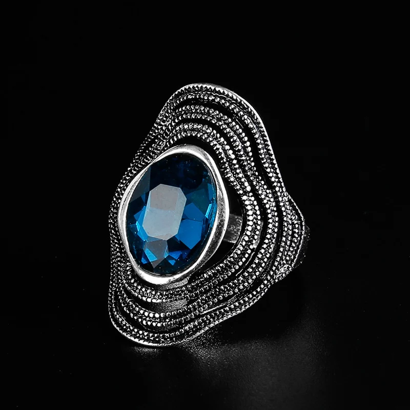 Onregelmatige holle ring voor een opvallende stijl. Modern design, comfortabel om te dragen. Ideaal om je dagelijkse look te verfraaien met elegantie en originaliteit.