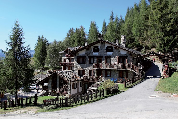 Au bout de la route, le début de votre voyage ! Cet hôtel familial se situe dans un village ensoleillé, à 1800 mètres d’altitude construit dans la tradition alpine. Séjourner à Notre Maison, c’est placer la nature, le soleil et le repos au cœur de votre séjour... L’accueil de nos hôtes italiens dans cette vallée est chaleureux, de très grande qualité et les repas délicieux !