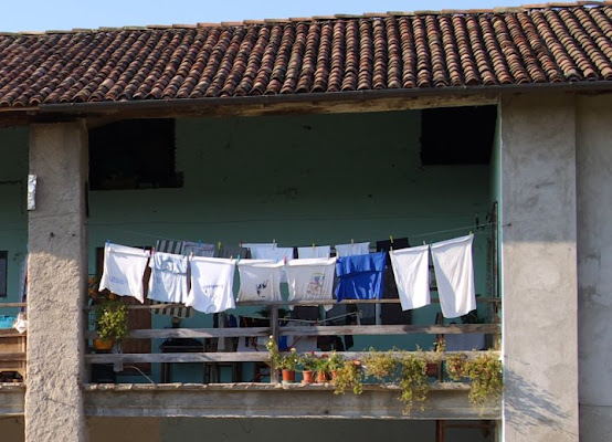 Bucato in corte di Alessandro Marani