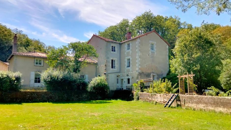 Vente moulin  458 m² à Romagne (86700), 583 000 €