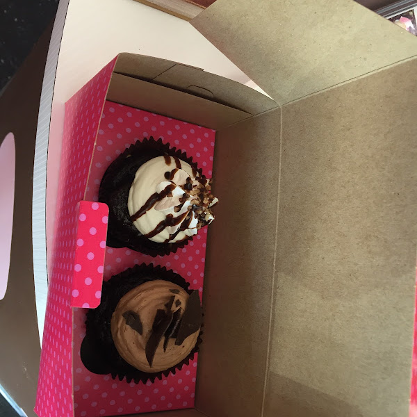 Gluten free hot fudge sundae and chocolate cupcakes 😍